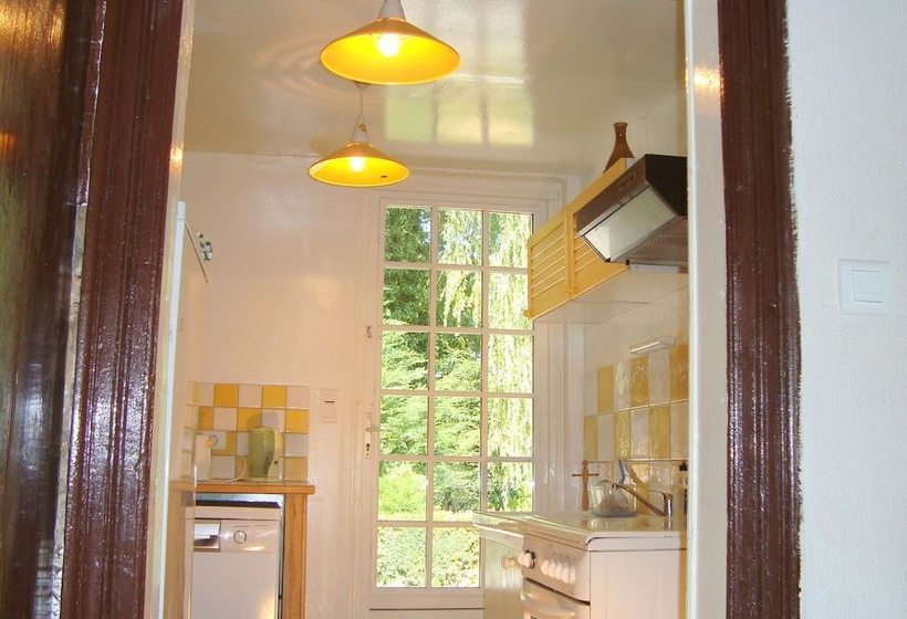 Hilltop Cottage In Englancourt With Garden