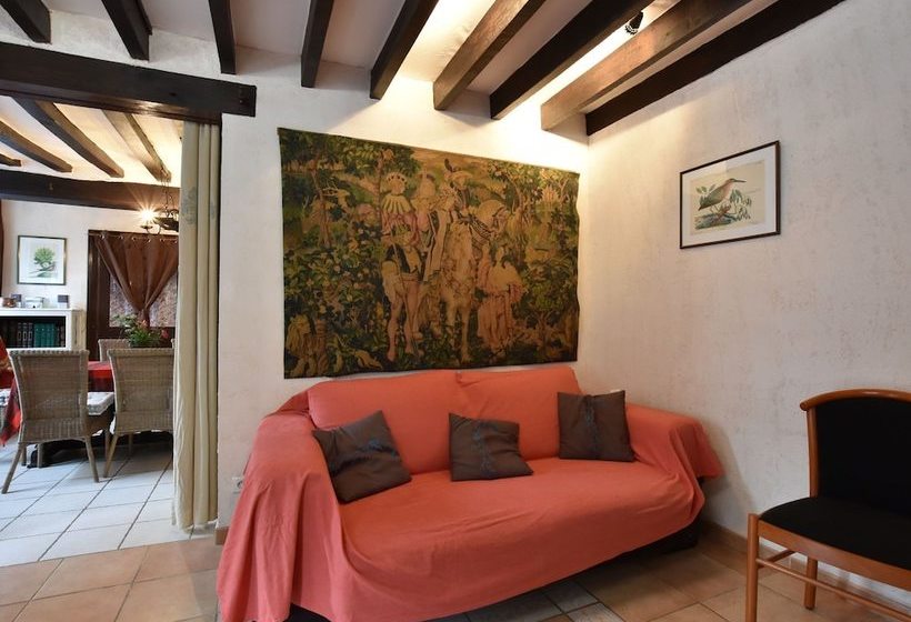 Hilltop Cottage In Englancourt With Garden