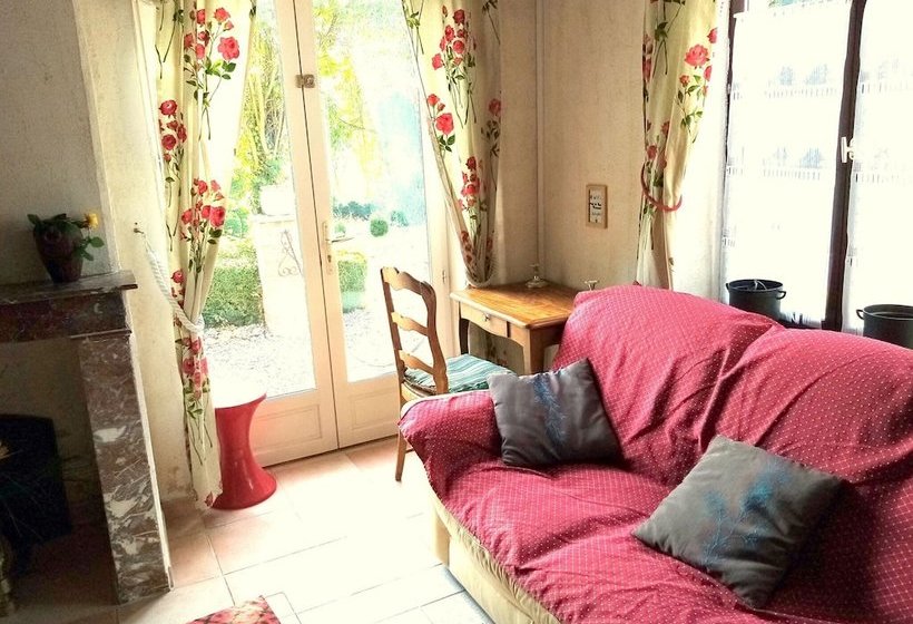 Hilltop Cottage In Englancourt With Garden