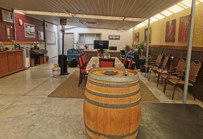 فندق Chrissie S Dongara