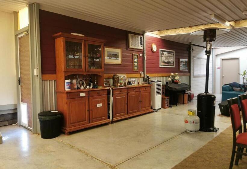 فندق Chrissie S Dongara