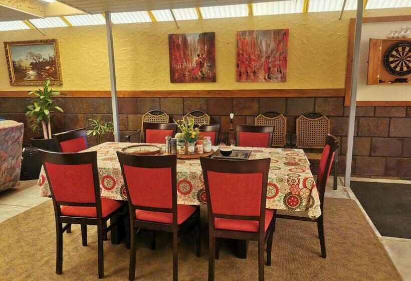 فندق Chrissie S Dongara