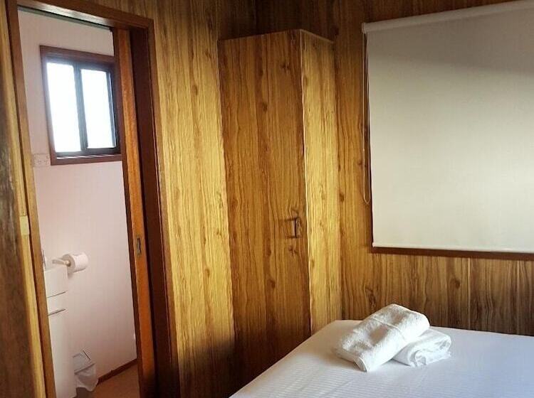 בית מלון כפרי Pleasurelea Tourist Resort & Caravan Park