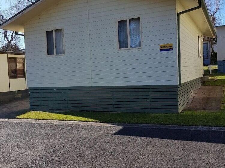 בית מלון כפרי Pleasurelea Tourist Resort & Caravan Park