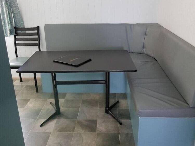 בית מלון כפרי Pleasurelea Tourist Resort & Caravan Park