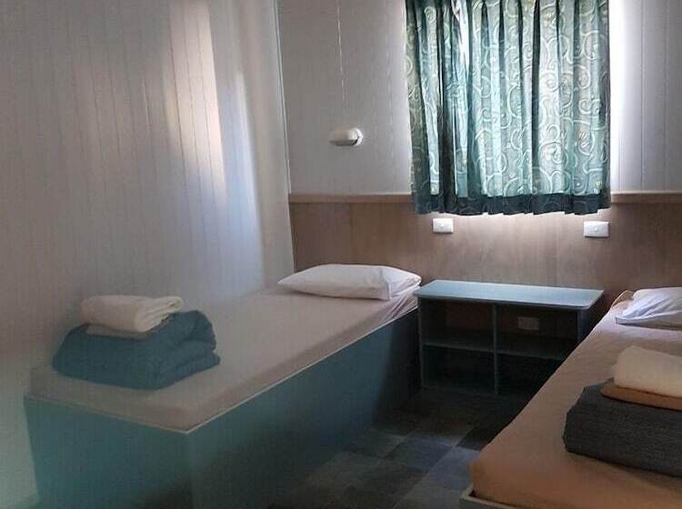 בית מלון כפרי Pleasurelea Tourist Resort & Caravan Park