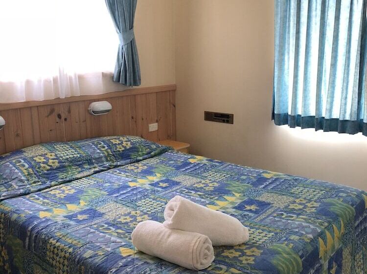 בית מלון כפרי Pleasurelea Tourist Resort & Caravan Park