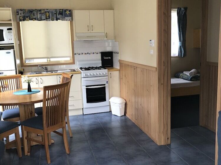 בית מלון כפרי Pleasurelea Tourist Resort & Caravan Park