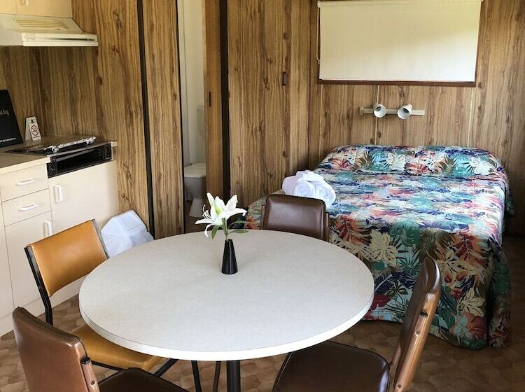 בית מלון כפרי Pleasurelea Tourist Resort & Caravan Park