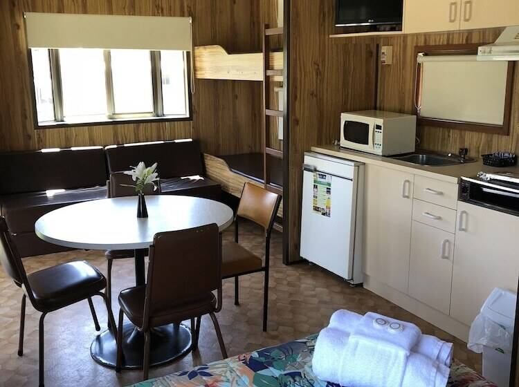 בית מלון כפרי Pleasurelea Tourist Resort & Caravan Park