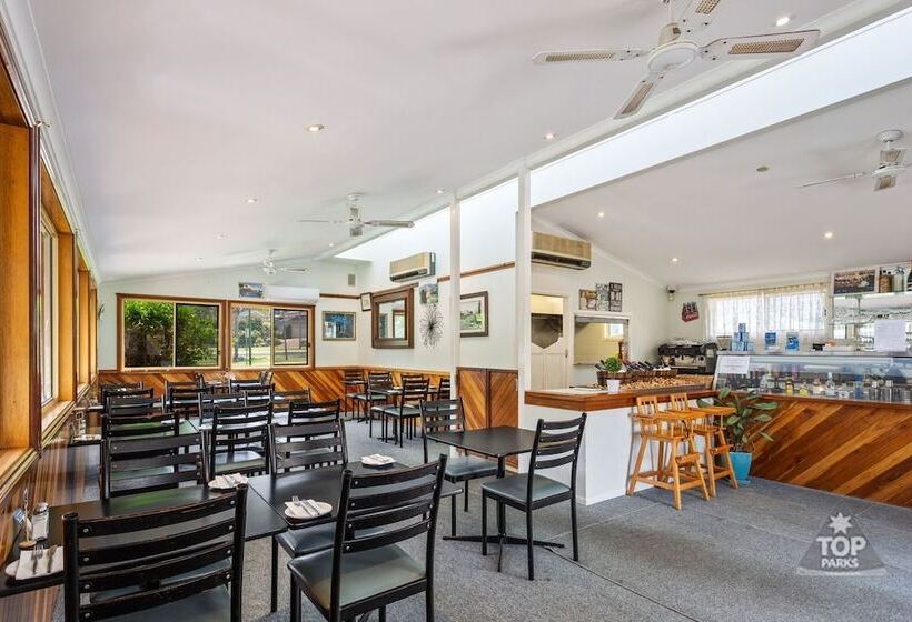 בית מלון כפרי Pleasurelea Tourist Resort & Caravan Park