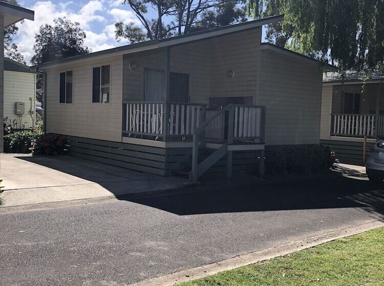 בית מלון כפרי Pleasurelea Tourist Resort & Caravan Park