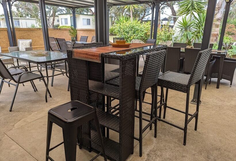 Kingscote Tourist Park And Family Units