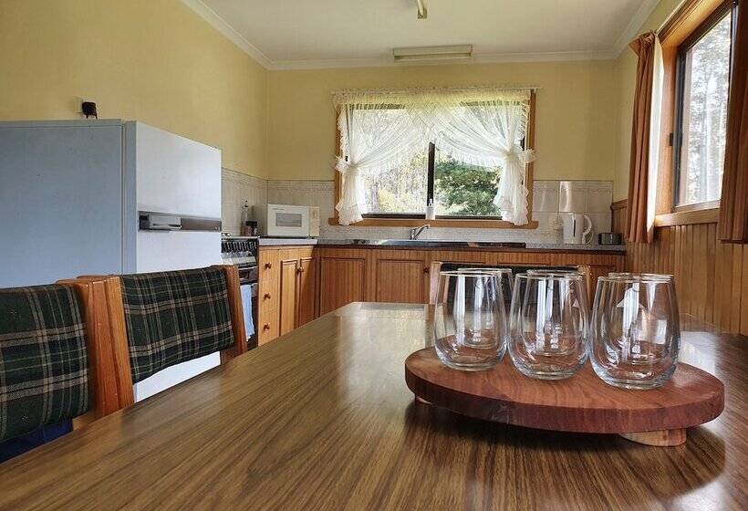 Lake Yalleena Nature Retreat