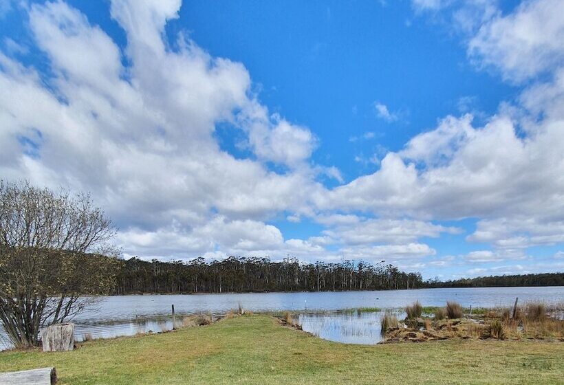 Lake Yalleena Nature Retreat