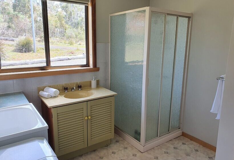 Lake Yalleena Nature Retreat