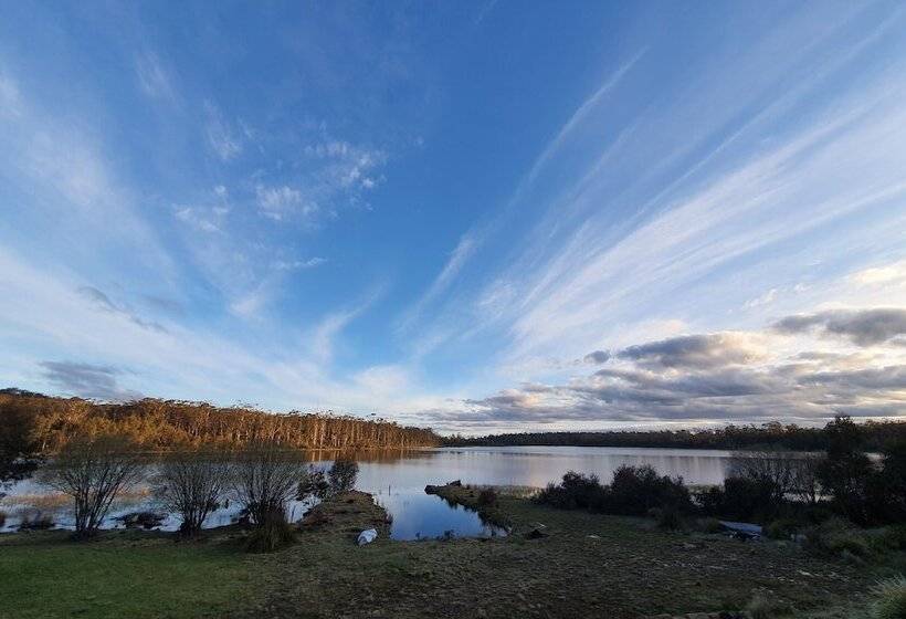 Lake Yalleena Nature Retreat