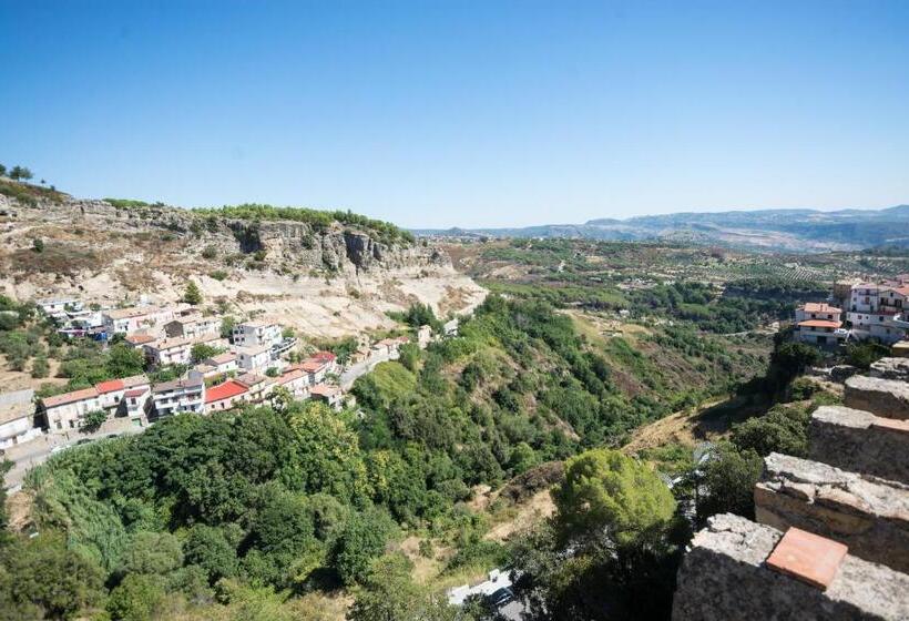 بنسيون Castello Di Caccuri Suites