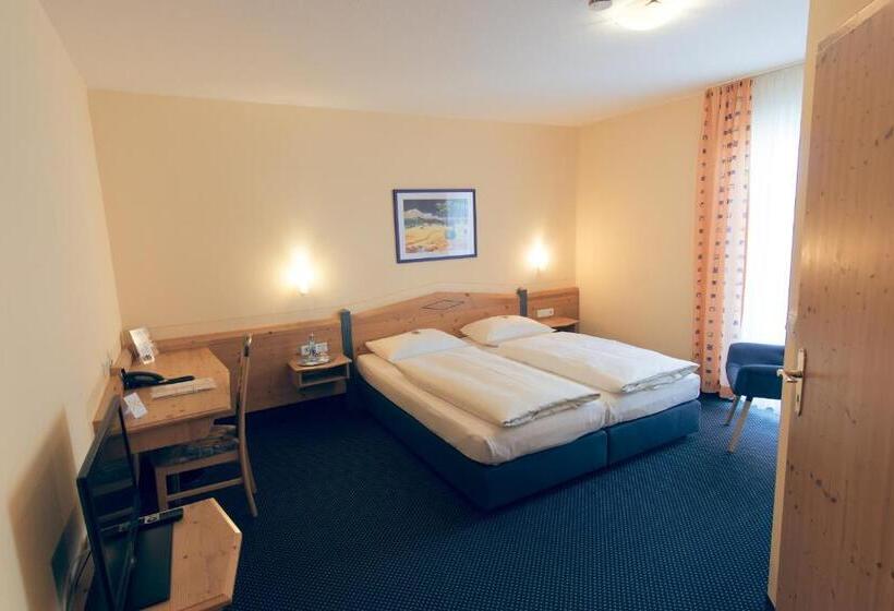 פנסיון Waldeck Garni