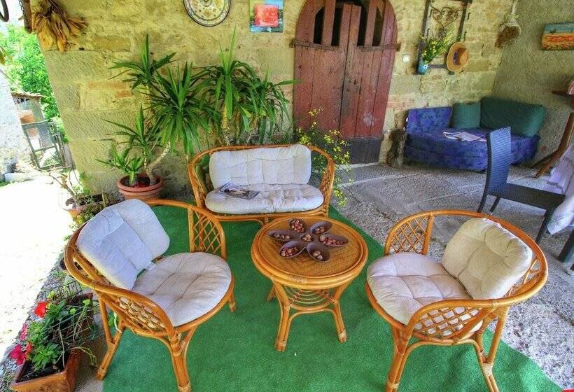 Rustic Farmhouse With Fishing Lake, Beautiful View, Peace, Quiet And Nature