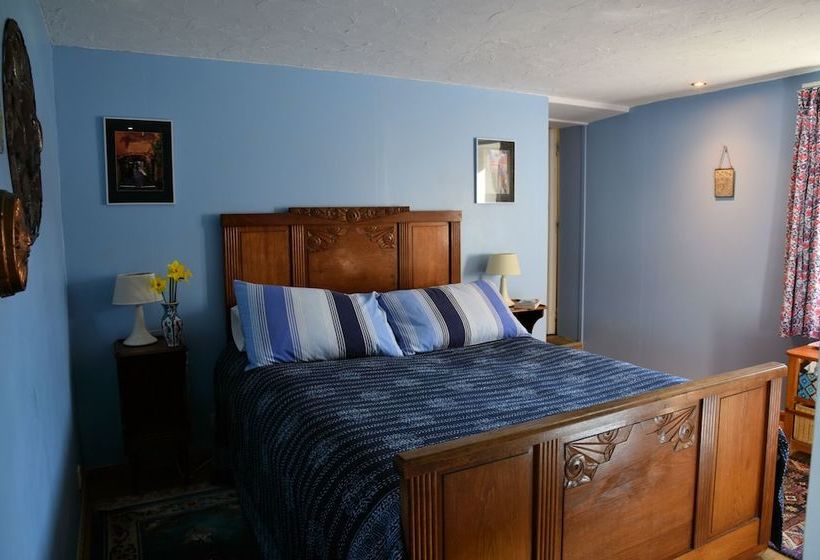 Aux Prés Du Berry Bed & Breakfast