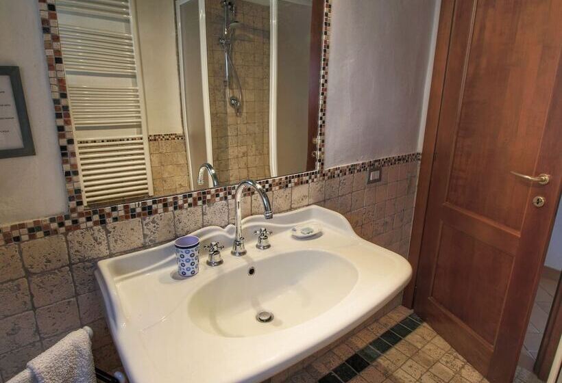 Elegant Cottage In Tuscany With Lake View And Private Garden