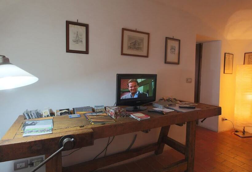 Elegant Cottage In Tuscany With Lake View And Private Garden