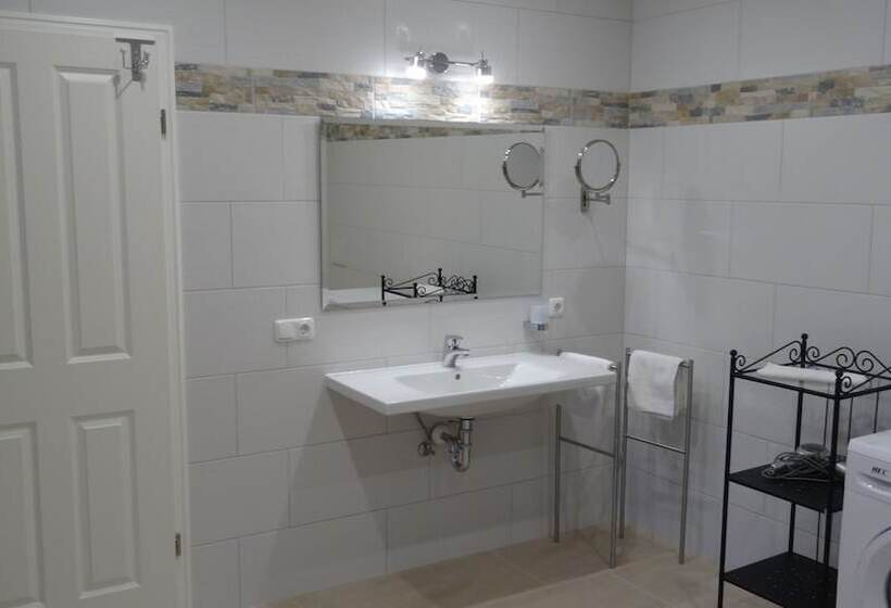 Отель Apartment Ahsbahs Suite Near Airport