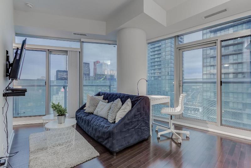 Отель Noel Suitesyork St And Lakeshore Blvd