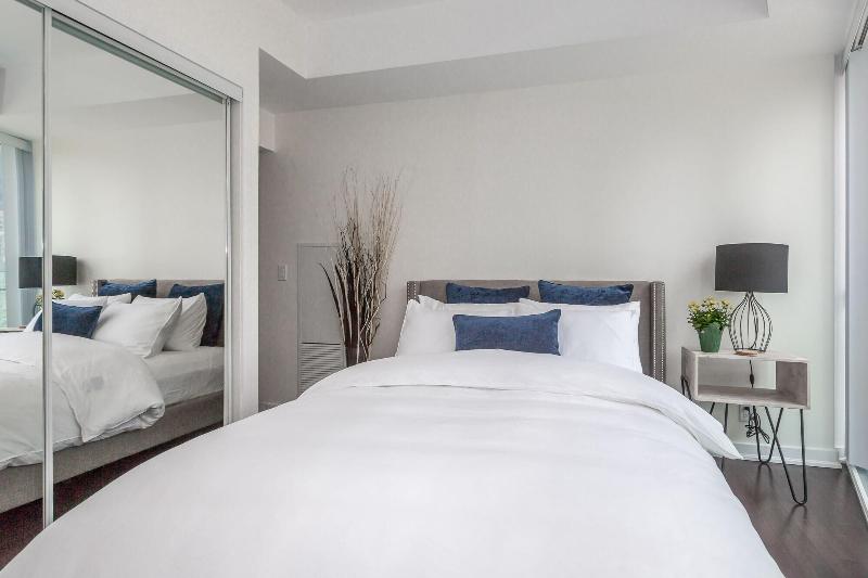 Отель Noel Suitesyork St And Lakeshore Blvd