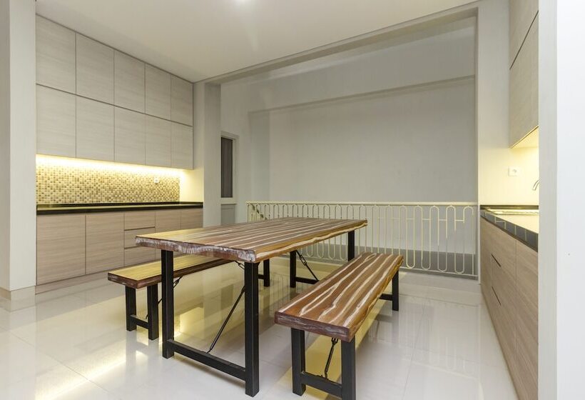 בית מלון כפרי Reddoorz Plus @ Patal Senayan