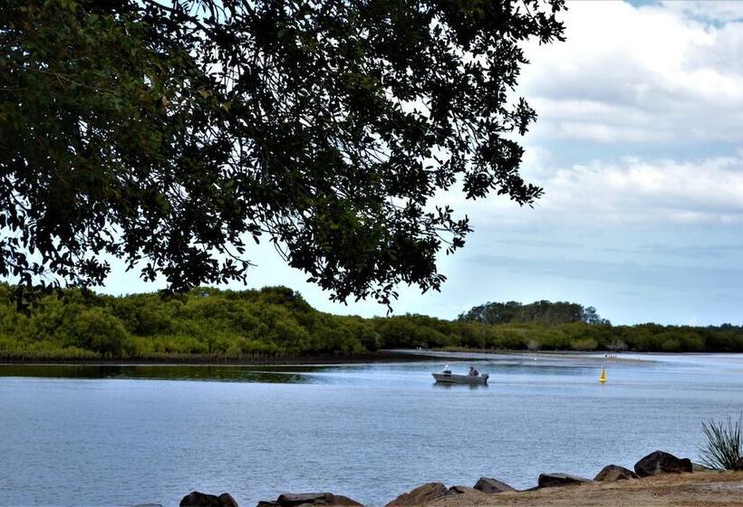 בית מלון כפרי Stuarts Point Holiday Park