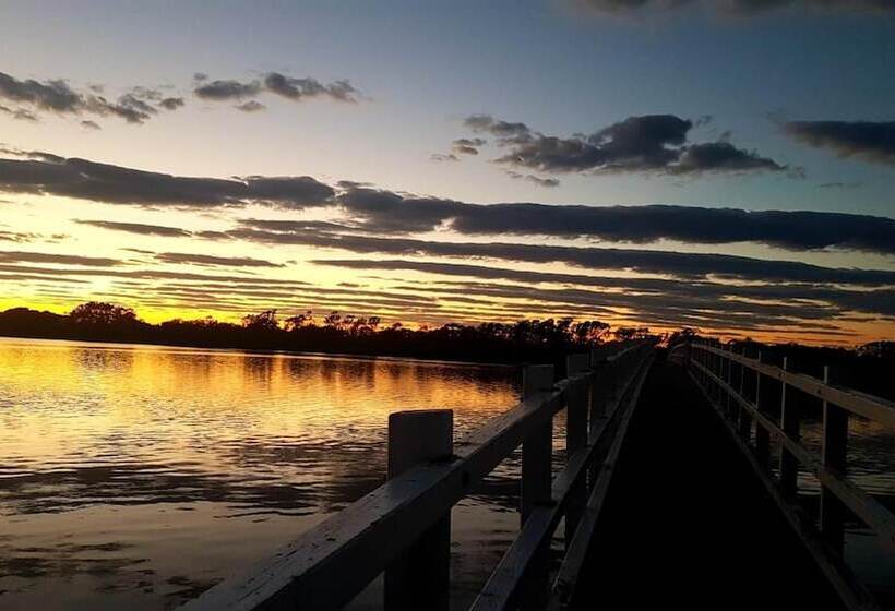 בית מלון כפרי Stuarts Point Holiday Park