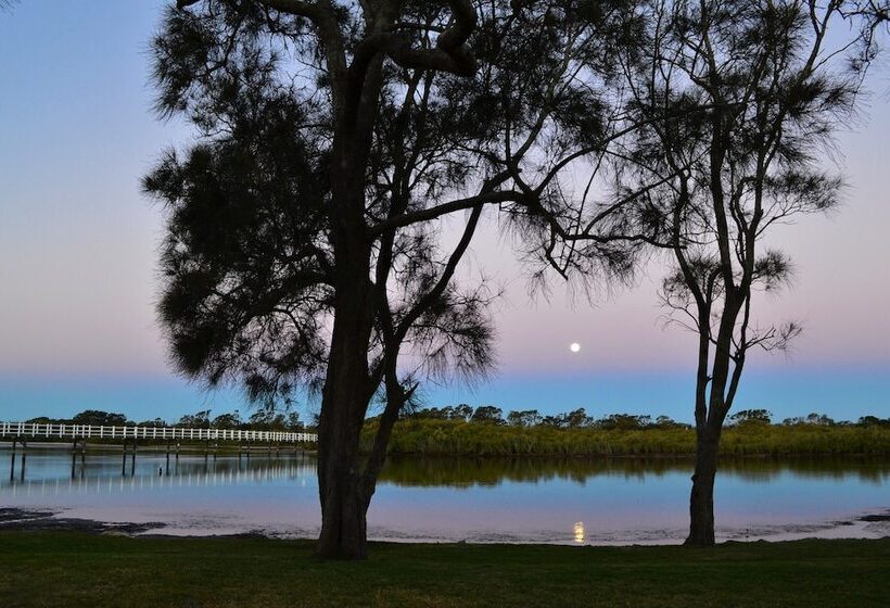 בית מלון כפרי Stuarts Point Holiday Park