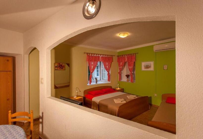 بنسيون Guest House Floreus Cres