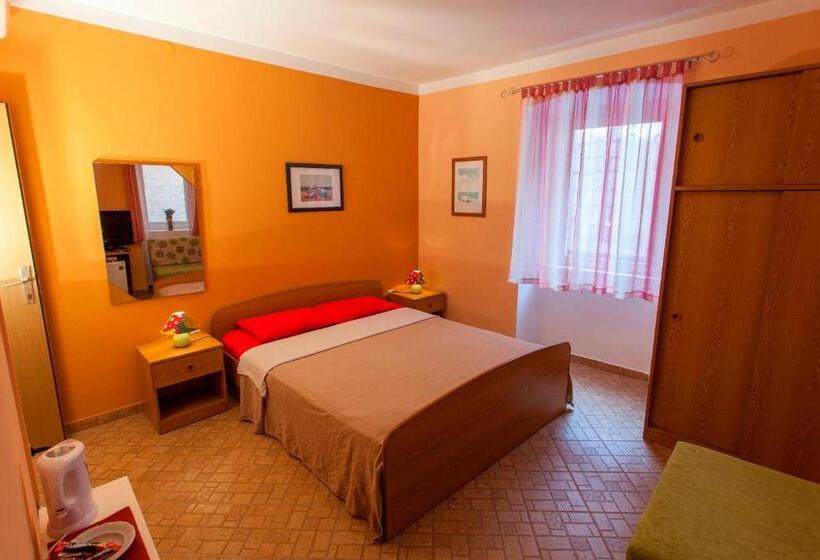 بنسيون Guest House Floreus Cres