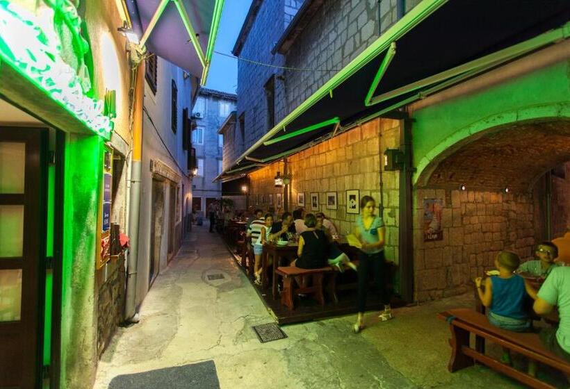 بنسيون Guest House Floreus Cres