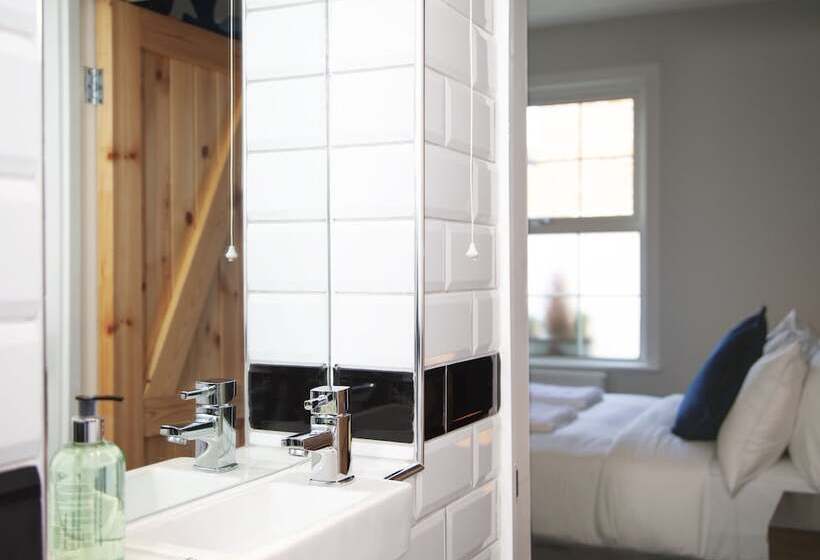 The Old Post Office   Bright & Modern 4bdr Townhouse With Private Garden