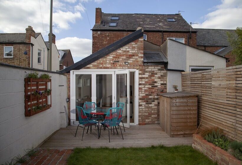 The Old Post Office   Bright & Modern 4bdr Townhouse With Private Garden