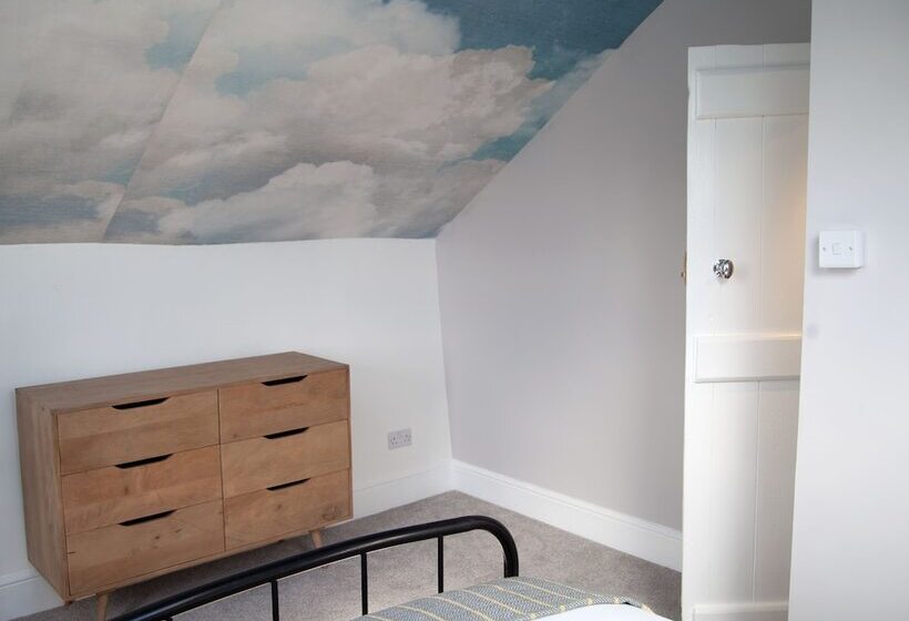 The Old Post Office   Bright & Modern 4bdr Townhouse With Private Garden