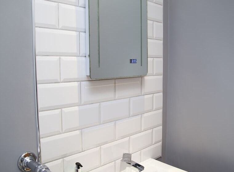 The Old Post Office   Bright & Modern 4bdr Townhouse With Private Garden