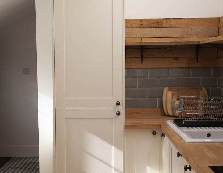 The Old Post Office   Bright & Modern 4bdr Townhouse With Private Garden