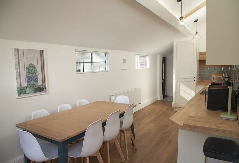The Old Post Office   Bright & Modern 4bdr Townhouse With Private Garden