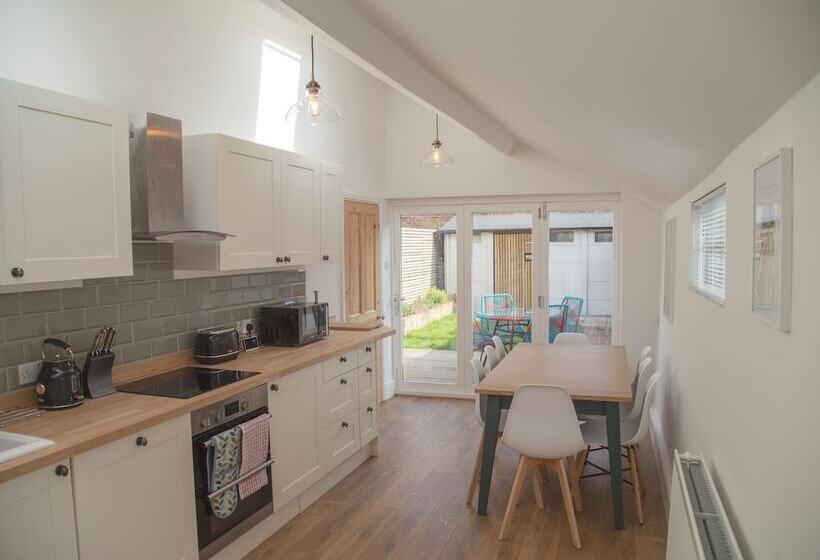 The Old Post Office   Bright & Modern 4bdr Townhouse With Private Garden