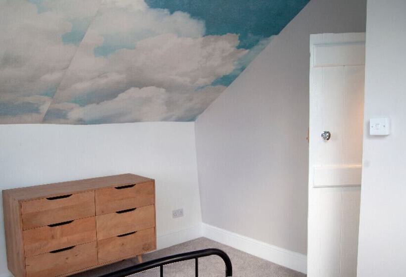 The Old Post Office   Bright & Modern 4bdr Townhouse With Private Garden