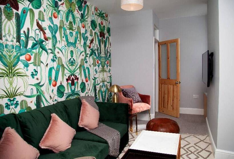 The Old Post Office   Bright & Modern 4bdr Townhouse With Private Garden