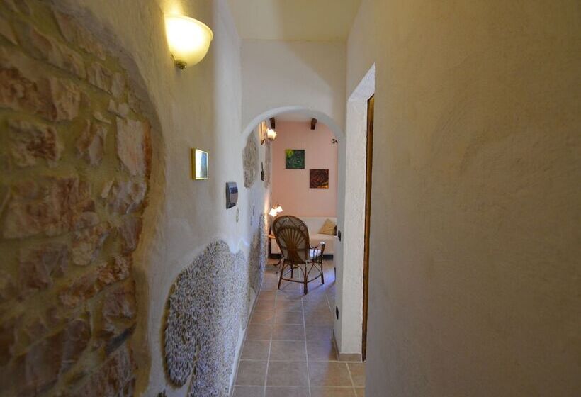 Apartment In Restored Farmhouse, Beautiful Views Over The Hills And Pool