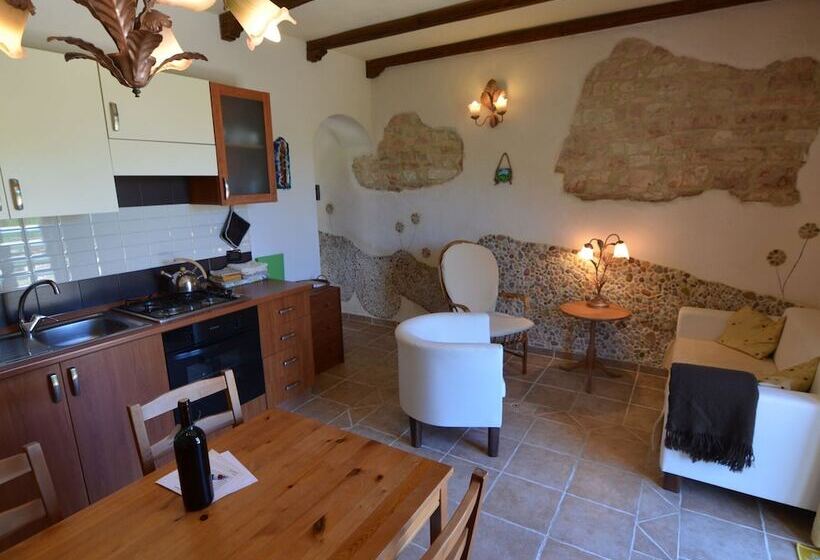 Apartment In Restored Farmhouse, Beautiful Views Over The Hills And Pool