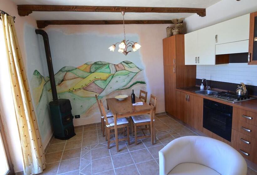 Apartment In Restored Farmhouse, Beautiful Views Over The Hills And Pool