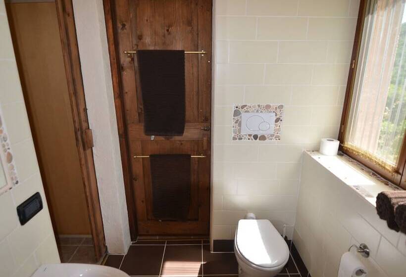 Apartment In Restored Farmhouse, Beautiful Views Over The Hills And Pool